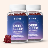2 yuicy® Dosen Deep Sleep mit Melatonin, Baldrian, Lavendel und Melisse in einem blau-lila-farbigen Ton und Vitaminen in Gummibärchen-Form. Als Nahrungsergänzung für besseren Schlaf.